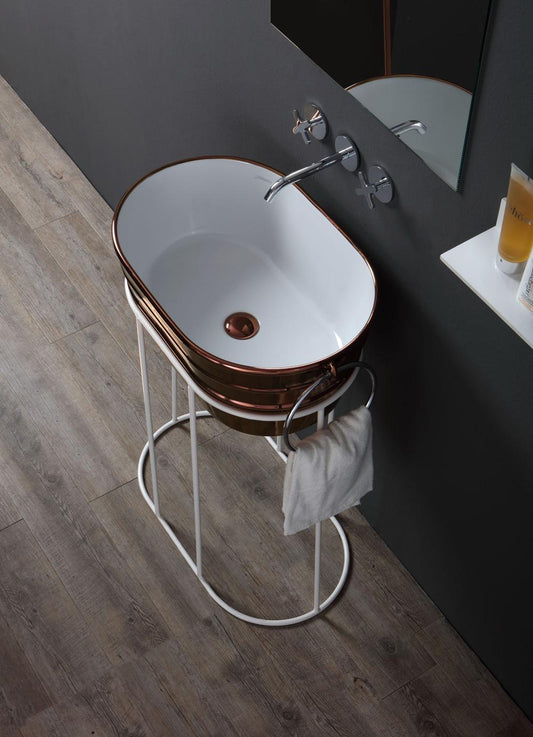 COMPOSITION DE LA BAIGNOIRE EN CUIVRE SUR STRUCTURE BLANCHE