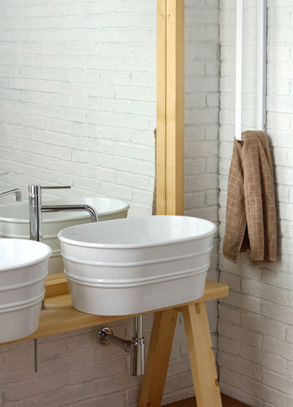 Meuble de salle de bain avec plancher en bois, baignoire en toile et miroir