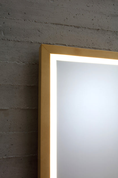 Meuble de salle de bain avec plancher en bois, baignoire en toile et miroir