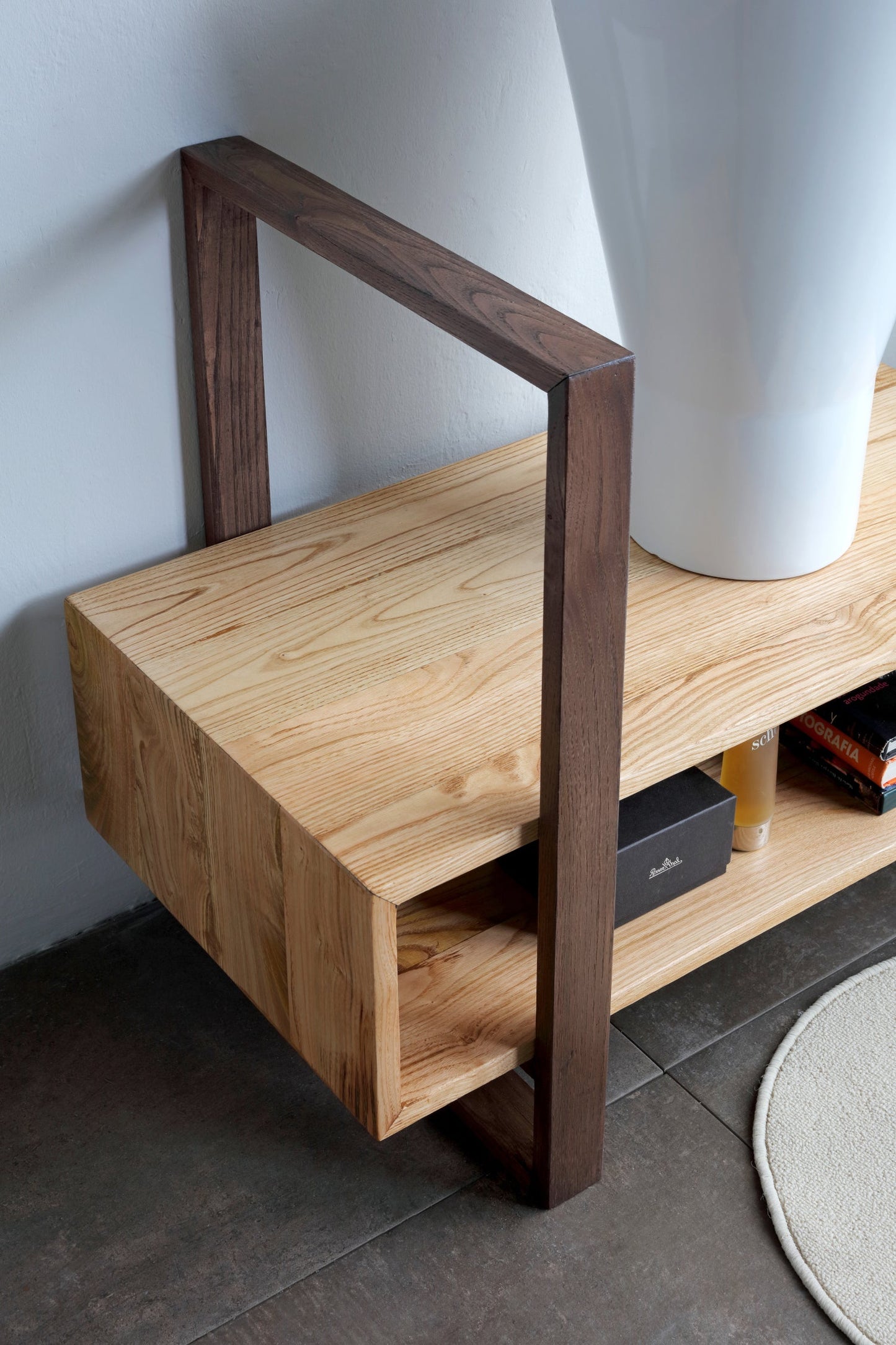 MEUBLE RECTANGULAIRE SUR PIED AVEC PORTE-SERVIETTES