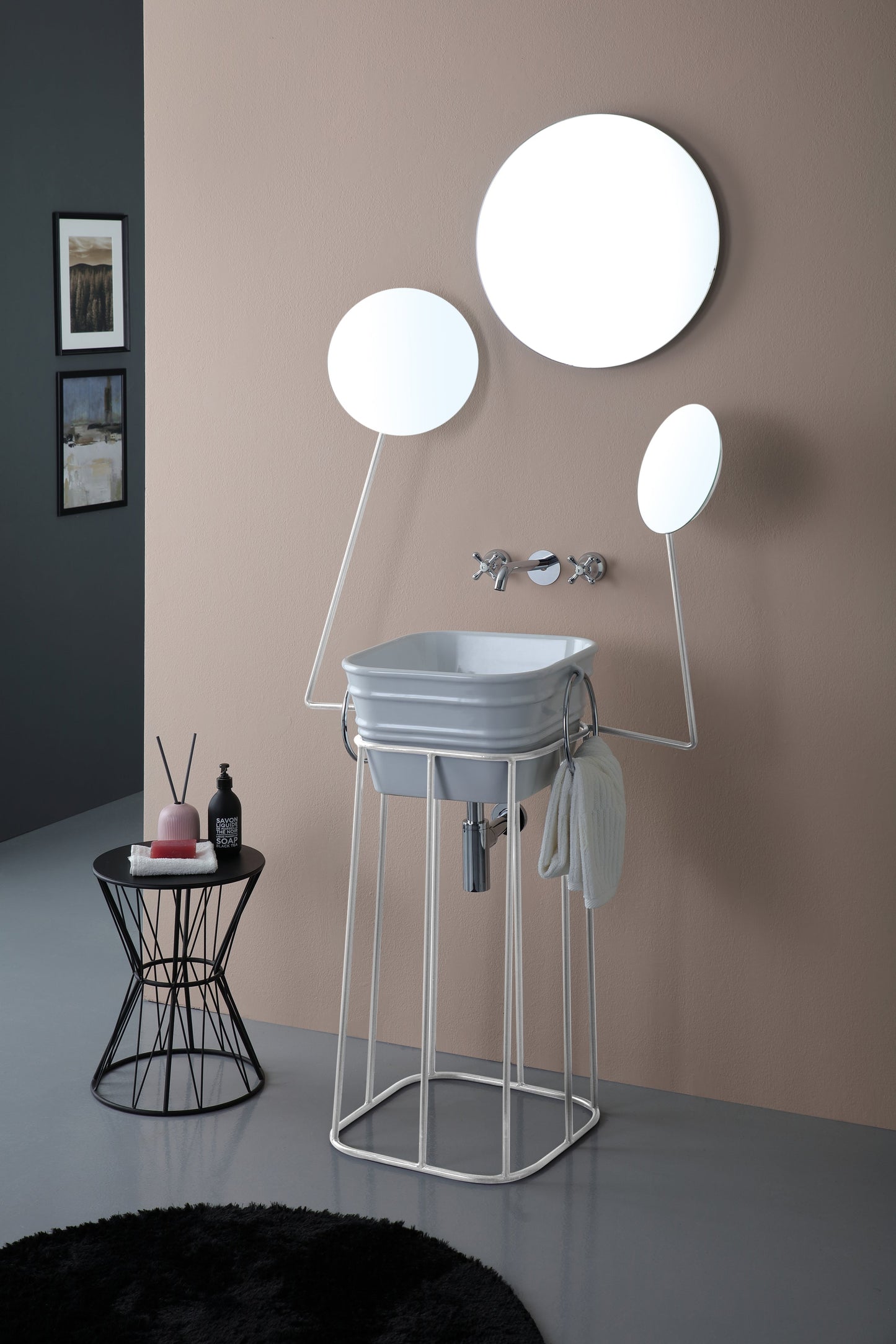 STRUCTURE MÉTALLIQUE AVEC MIROIRS DE MANNEQUIN