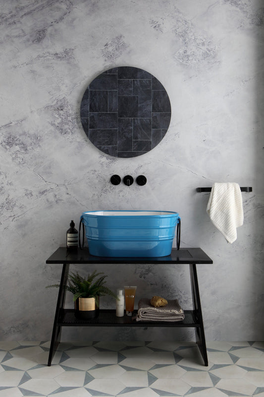 COMPOSITION DE BAIGNOIRE CYAN SUR CHEVALET NOIR